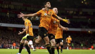 Raúl Jiménez celebrando una anotación con Wolverhampton