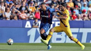 Luis Suárez peleando el balón