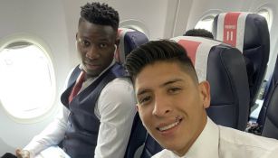 Edson Álvarez en el avión rumbo a Londres