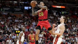 John Collins a punto de encestar en un duelo vs Miami Heat