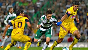 Maza Rodríguez lucha por el balón en juego contra Santos