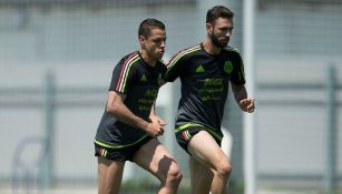 Chicharito y Miguel Layún, en un entrenamiento con el Tri