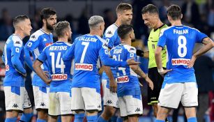 Jugadores de Napoli reclaman una decisión al silbante 