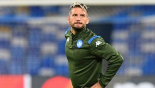 Dries Mertens pensativo en el calentamiento de Napoli