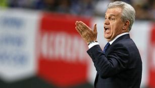 Javier Aguirre dirigiendo un partido en España