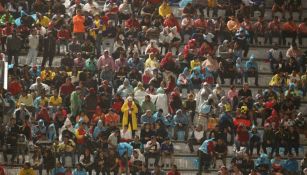 Afición bajo la lluvia en el Luis Pirata Fuente