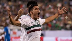 Uriel Antuna festeja un gol con Selección Mexicana