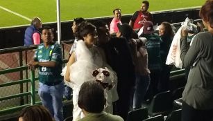 Pareja de casados posa para la cámara