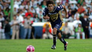 Efraín Júarez durante un juego de Pumas