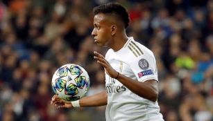 Rodrygo toma el balón en un juego con el Real Madrid