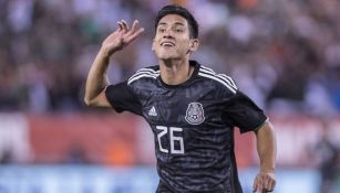 Uriel Antuna festeja un gol con el Tri