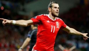 Gareth Bale festeja un gol con Gales