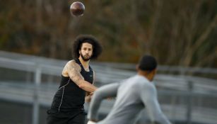 Colin Kaepernick lanza un pase durante la práctica