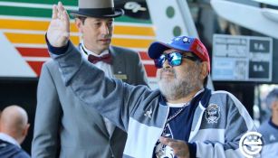 Diego Maradona saluda a los aficionados de Gimnasia y Esgrima La Plata
