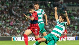 José Eduardo López en el partido entre Santos y Chivas