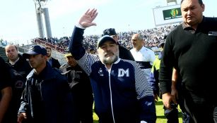 Diego Maradona saluda a los aficionados de Gimnasia y Esgrima La Plata