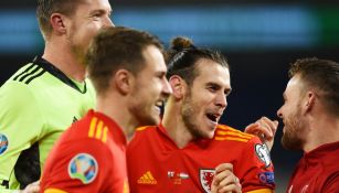 Gareth Bale festeja el triunfo de su equipo sobre Hungría