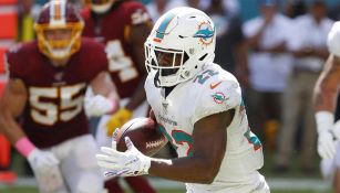 Mark Walton realiza un acarreo con los Dolphins