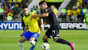 Yan Couto y Ali Ávila disputan un balón en la Final del Mundial Sub 17