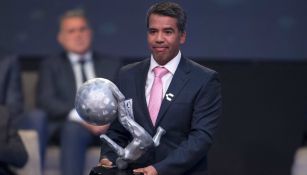 Pável Pardo en la ceremonia del Salón de la Fama del futbol mexicano