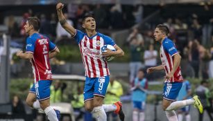 Alan Pulido festeja un gol con Chivas