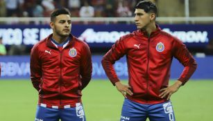 Alexis Vega y Alan Pulido previo al inicio de un enfrentamiento