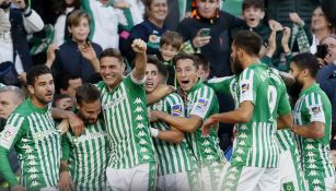 Jugadores del Betis festejan anotación contra Valencia