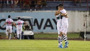 Jugadores del Zacatepec festejan el gol de Gustavo Ramírez