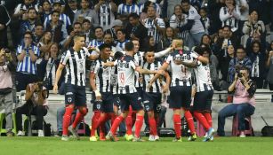 Jugadores de Monterrey celebrando un gol ante Atlas
