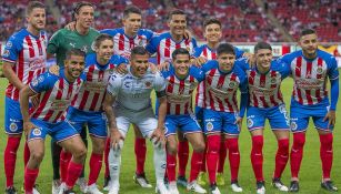 Salcido posa con los jugadores de Chivas