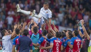 Carlos Salcido es homenajeado por jugadores de Chivas