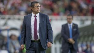 Luis Fernando Tena observa el partido de Chivas