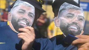 Aficionados de Boca Juniros con caretas de Gabriel Barbosa