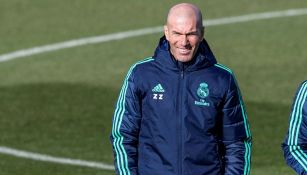 Zinedine Zidane sonríe en el entrenamiento del Real Madrid
