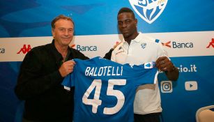 Massimo Cellino y Mario Balotelli, en su presentación con el Brescia