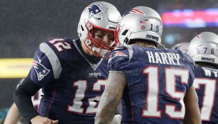 Tom Brady celebra con N'Keal Harry un touchdown