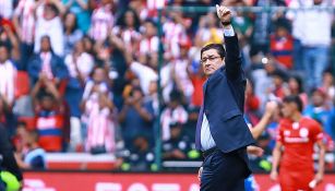 Luis Fernando Tena en un partido con Chivas