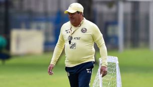 Miguel Herrera en un entrenamiento con el América