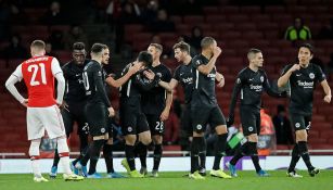 Jugadores del Frankfurt festejan uno de sus goles contra Arsenal