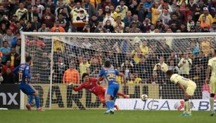 Gignac anota de penalti engañando a Memo Ochoa