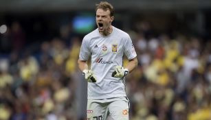 Miguel Ortega celebra la victoria de Tigres en el Azteca 