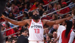 James Harden celebra una anotación en el Rockets vs Hawks