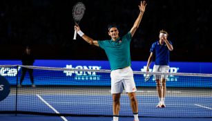 Federer celebra su triunfo contra Zverev en México