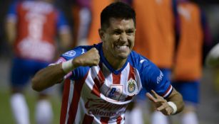 Jesús Molina festeja un gol con Chivas 