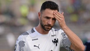 Miguel Layún en un partido con Rayados 