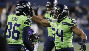 Bobby Wagner junto a Akeem King se Seattle Seahawks