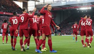 Jugadores del Liverpool celebran una anotación en Premier 