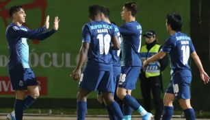 Jugadores del porto celebran un gol vs el Casa Pia