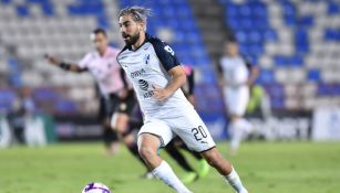 Rodolfo Pizarro conduce el balón en juego del Monterrey