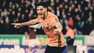 Raúl Jiménez festeja un gol con el Wolverhampton